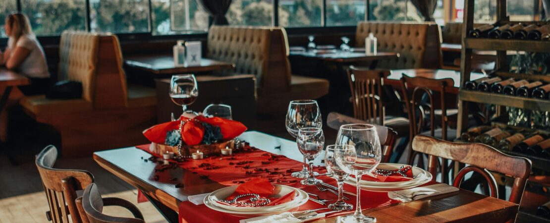 Services Fugly’s Bar & Grill