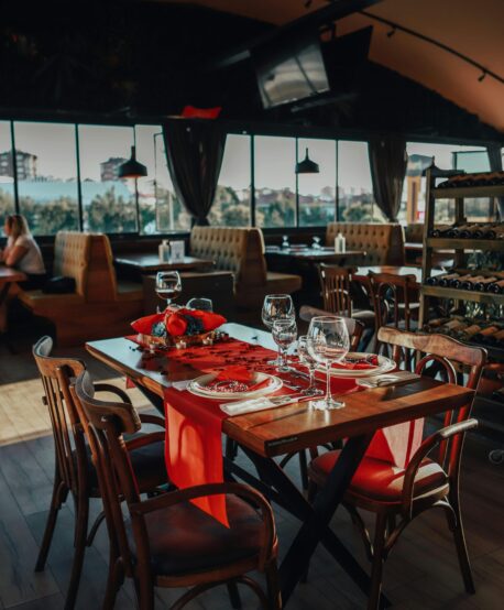 Services Fugly’s Bar & Grill